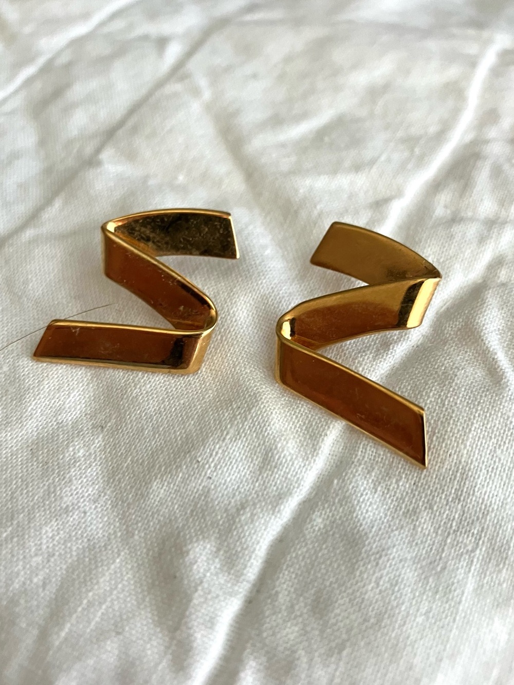 Vintage Monet Gold-tone ribbon lighting bolt zig zag 1980s earrings